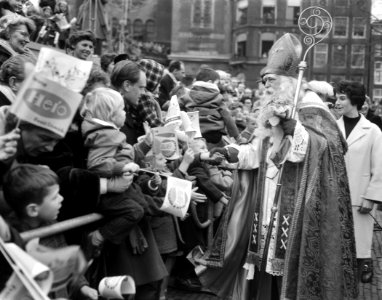 Intocht van Sint Nicolaas in Amsterdam Sint Nicolaas en kinderen, Bestanddeelnr 913-1993