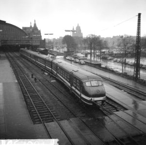 Introductierit van NS met een nieuw vierwagentreinstel, de nieuwe trein met gele, Bestanddeelnr 916-0233