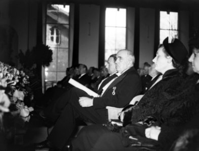 Ir. S.L. Louwes en de Britse zaakgelastigde Berkely Gage (uit naam van sir John , Bestanddeelnr 902-6231