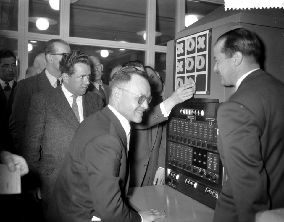 Ir A W van der Plassche van de Nederlandse Heide Maatschappij stelt elektroni, Bestanddeelnr 908-4442