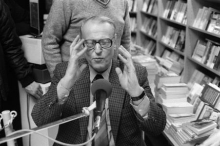 Interview met W. F. Hermans in de Bijenkorf W. F. Hermans (kop), Bestanddeelnr 933-2735