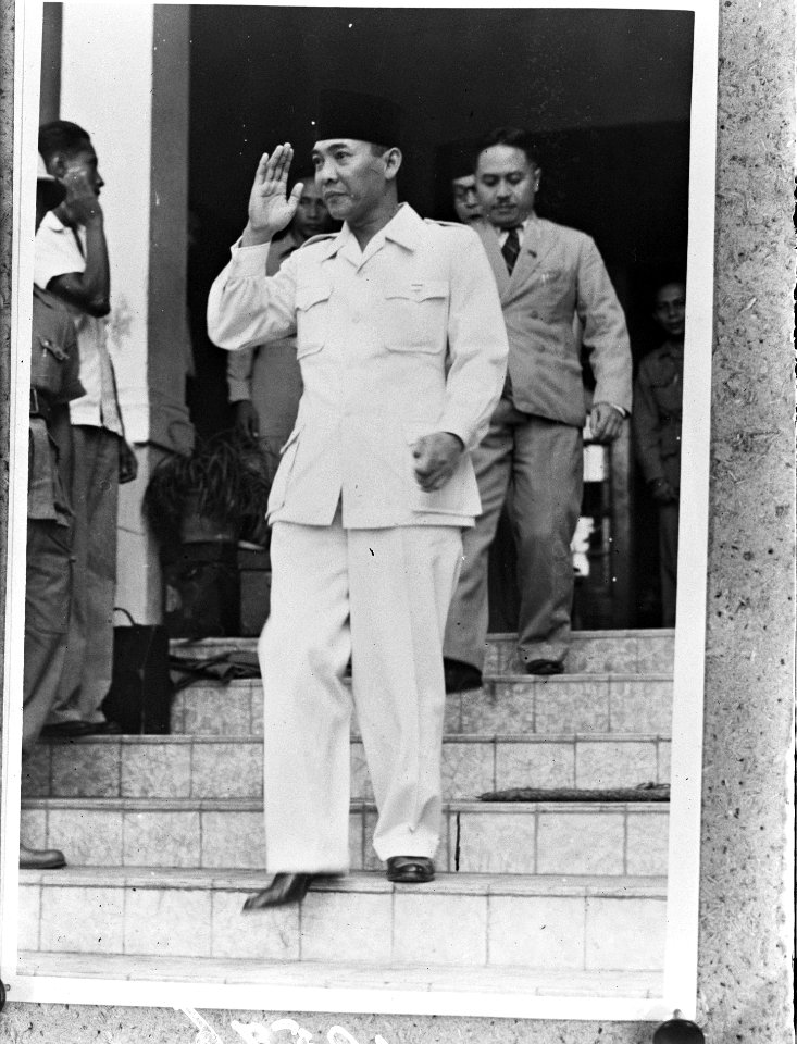 Ir. Soekarno na een bespreking met Sjahrir. Achter hem Mohammed Roem, Bestanddeelnr 901-9576