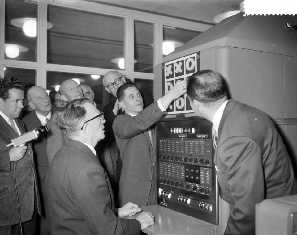 Ir A W van der Plassche van de Nederlandse Heide Maatschappij stelt elektroni, Bestanddeelnr 908-4445