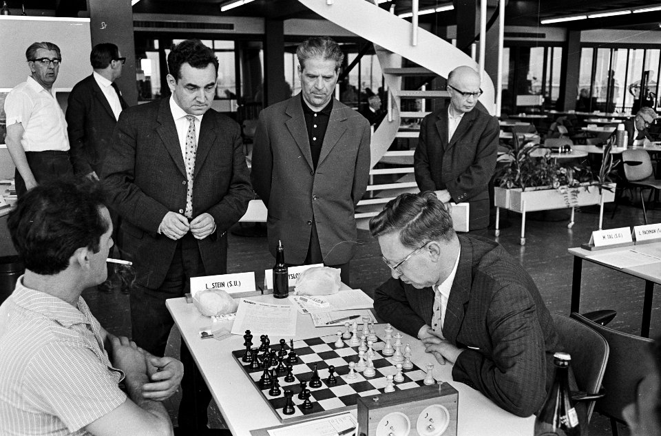 Interzonaal fide schaaktoernooi in GAK gebouw, nr 21, 22 23 Larsen, P Renko (V, Bestanddeelnr 916-4758
