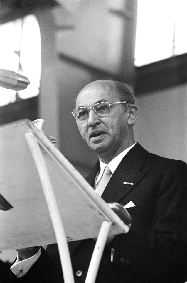 Ir. Manusama (President in ballingschap) spreekt de bijeenkomst toe, Bestanddeelnr 925-5559