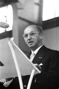 Ir. Manusama (President in ballingschap) spreekt de bijeenkomst toe, Bestanddeelnr 925-5559