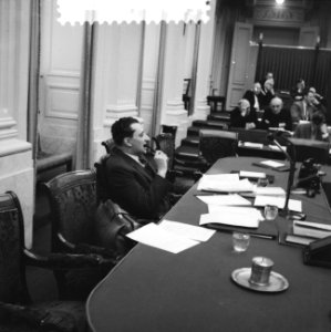 Interpellatie J Bommer (PvdA) in Tweede Kamer Achter de regeringstafel ministe, Bestanddeelnr 910-9730