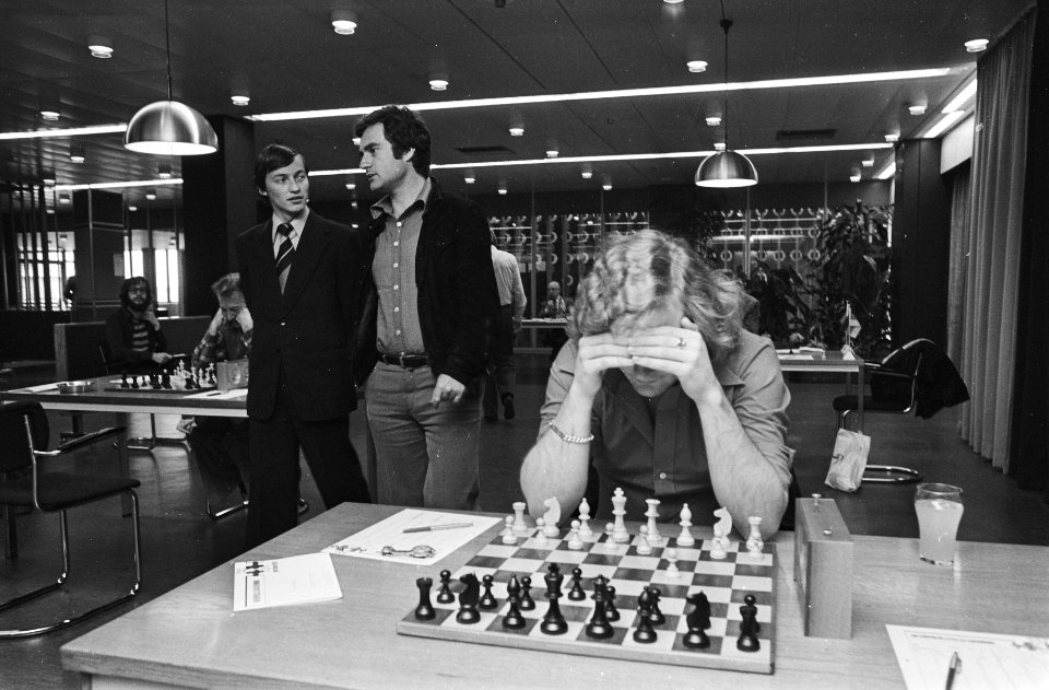 Interpolisch schaaktoernooi, Tilburg nr 14 Timman tegen Hort (r), Karpov kijkt, Bestanddeelnr 929-3748
