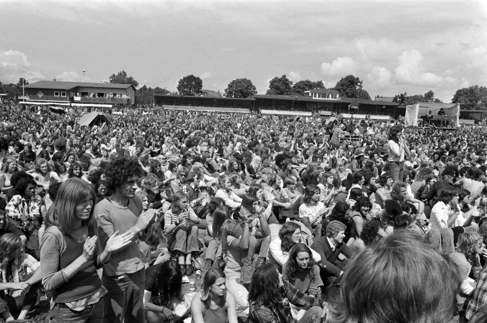 Internationaal Popfestival in Hilversum applaudiserende toeschouwers, Bestanddeelnr 927-3348