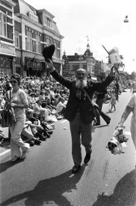 Intocht Vierdaagse van Nijmegen , juichende oude baas over finish, Bestanddeelnr 928-7071