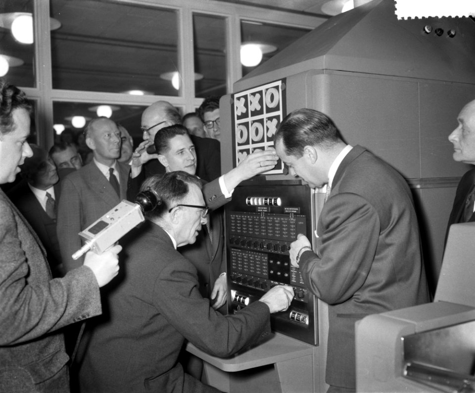 Ir A W van der Plassche van de Nederlandse Heide Maatschappij stelt elektroni, Bestanddeelnr 908-4443