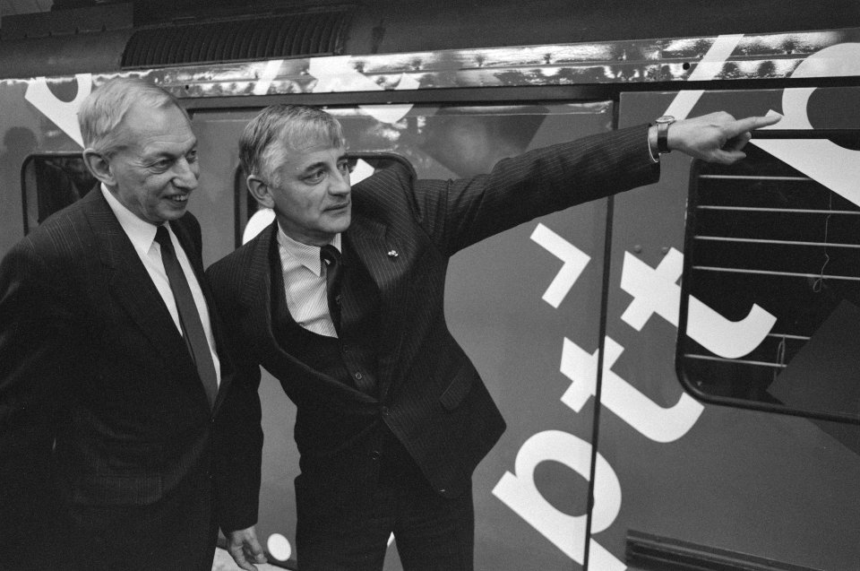 Ir. W. Dik (r) bij de nieuw beschilderde posttrein van de PTT, Bestanddeelnr 934-3814