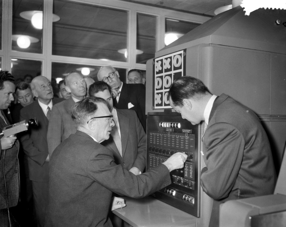 Ir A W van der Plassche van de Nederlandse Heide Maatschappij stelt elektroni, Bestanddeelnr 908-4447