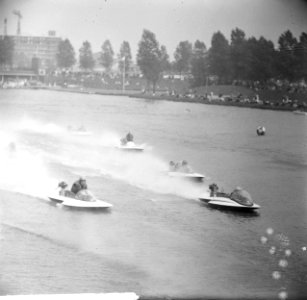 Internationaal speedbootraces op de Bosbaan, de speedboten in de strijd, Bestanddeelnr 917-8034
