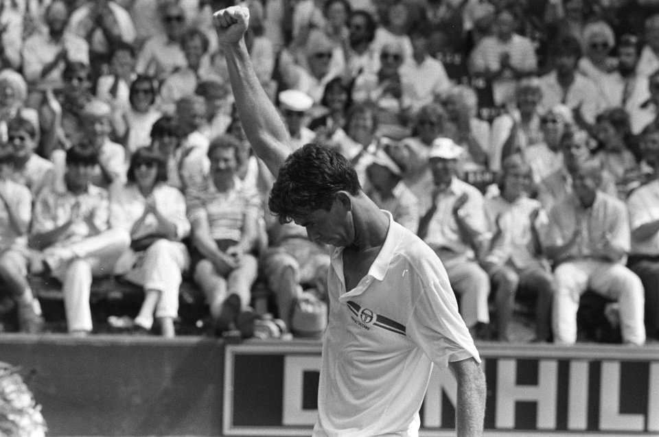 Internationaal tennis op Melkhuisje in Hilversum Michiel Schapers steekt zijn v, Bestanddeelnr 933-3838
