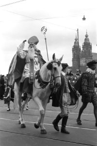 Intocht van Sint Nicolaas te Amsterdam, Sint Nicolaas aan het begin van het Damr, Bestanddeelnr 910-8215