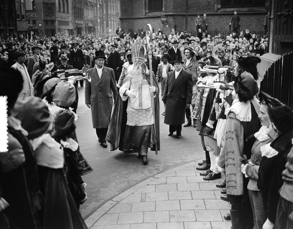 Intocht van Sint Nicolaas te Den Haag. Op de Groenmarkt, Bestanddeelnr 904-8552