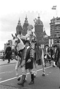 Intocht van Sint Nicolaas te Amsterdam, Sint Nicolaas tijdens zijn tocht door Am, Bestanddeelnr 910-8213