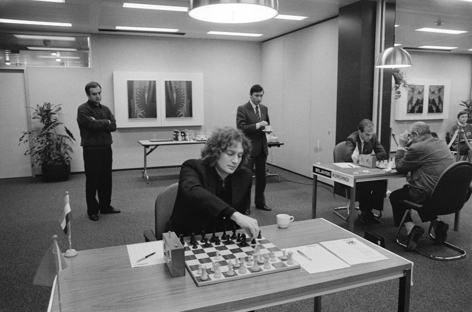 Interpolisschaaktoernooi vijfde ronde Timman (rechts) tegen Karpov Timman aan z, Bestanddeelnr 933-7965