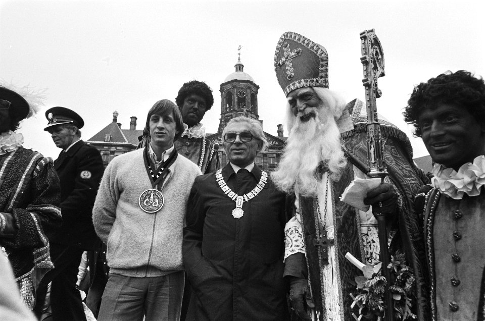 Intocht Sinterklaas in Amsterdam vlnr Johan Cruijff burgemeester Polak en S, Bestanddeelnr 930-0032