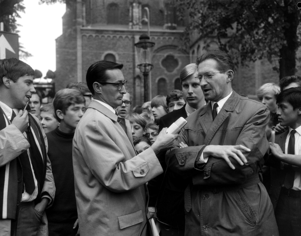 Interview van Ed van Westerloo (links) met Fons Hermans, Bestanddeelnr 919-5965