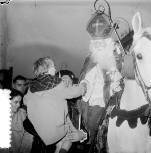 Intocht Sinterklaas in Amsterdam. Prinses Marijke (Christina) bij de Sint, Bestanddeelnr 906-1211