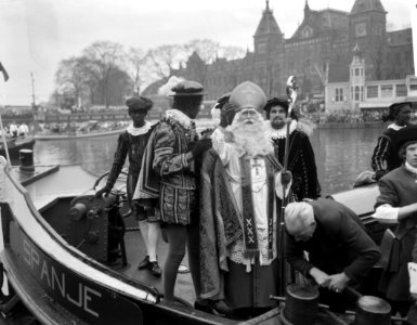 Intocht van Sint Nicolaas in Amsterdam Aankomst per sleepboot, Bestanddeelnr 913-1983