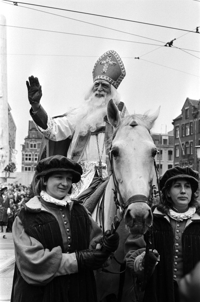 Intocht Sinterklaas in Amsterdam Sinterklaas te paard, Bestanddeelnr 930-0036
