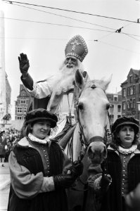 Intocht Sinterklaas in Amsterdam Sinterklaas te paard, Bestanddeelnr 930-0036