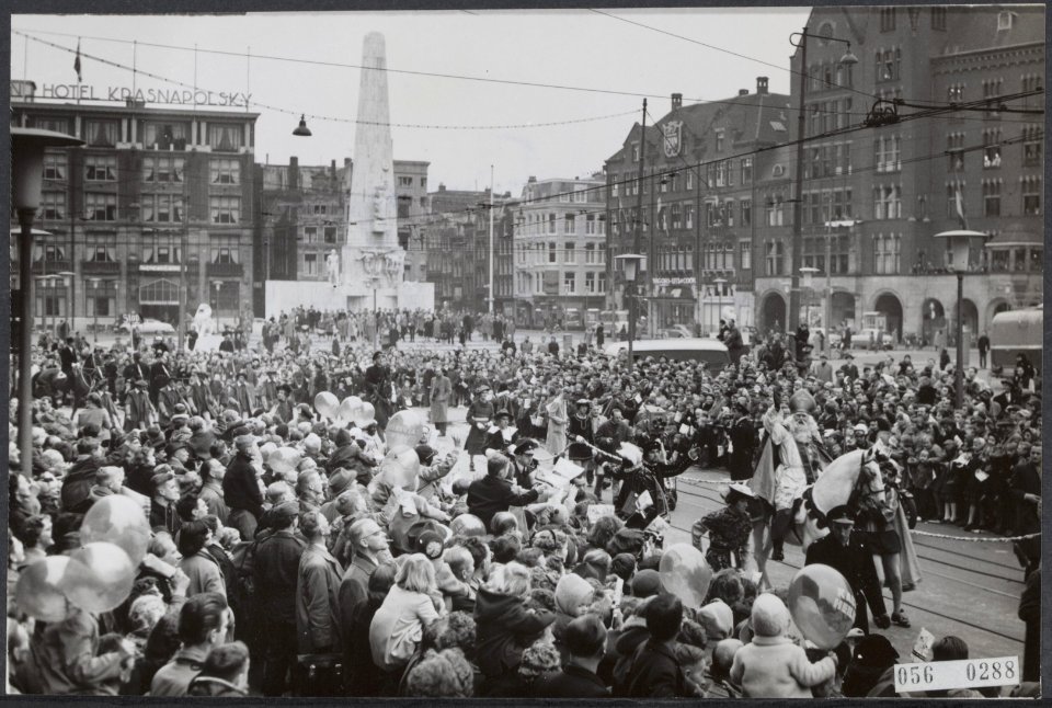 Intocht van Sint Nicolaas in Amsterdam. Op de Dam, Bestanddeelnr 056-0288