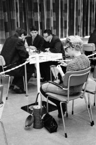 Internationaal Schaaktoernooi in Utrecht Vrouw van Bisquier breit terwijl haar , Bestanddeelnr 913-3001