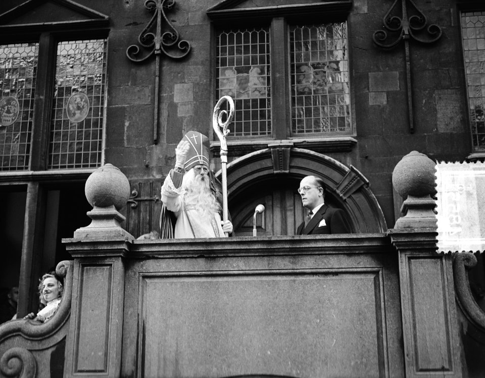 Intocht van Sint Nicolaas te Den Haag. Op het bordes van het stadhuis aan de Gr…, Bestanddeelnr 904-8551