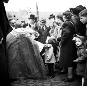Intocht van Sint-Nicolaas Sinterklaas begroet een kind, Bestanddeelnr 254-3538