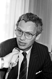 Interview met de zojuist uit Israël teruggekeerde minister Van den Broek (Buiten, Bestanddeelnr 932-6434