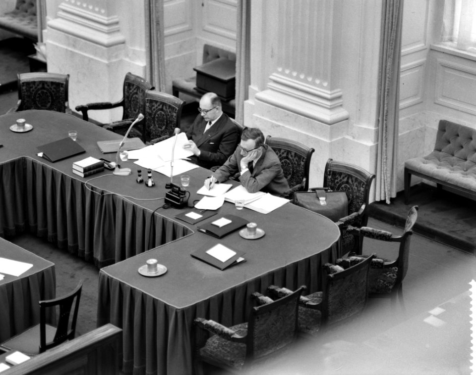 Interpellatie over de zg schrootaffaire in de Tweede Kamer , links Minister , Bestanddeelnr 910-1657