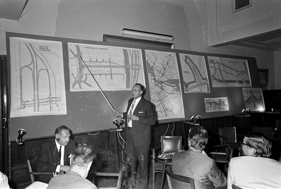 Ir. R.A. Breszowski (hoofd afdeling bestratingen Amsterdam), geeft een toelichti, Bestanddeelnr 921-6712