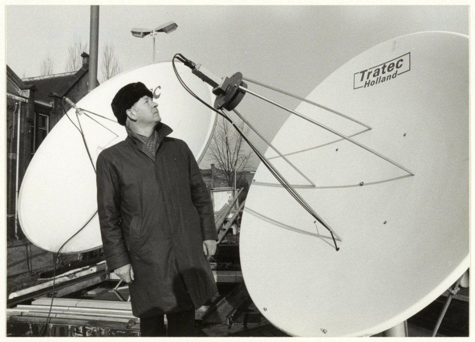 Ir. T.J. van Bruggen, directeur van de Centrale Antenne inrichting Haarlem bij de paraboolantennes waarmee de satellietsignalen van Sky Channel worden ontvangen. NL-HlmNHA 54016616