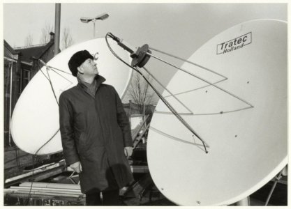 Ir. T.J. van Bruggen, directeur van de Centrale Antenne inrichting Haarlem bij de paraboolantennes waarmee de satellietsignalen van Sky Channel worden ontvangen. NL-HlmNHA 54016616