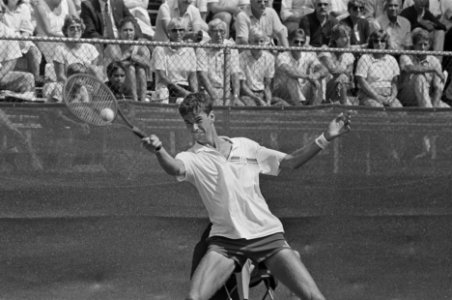 Internationaal tennis op Melkhuisje in Hilversum Michiel Schapers in actie, Bestanddeelnr 933-3837