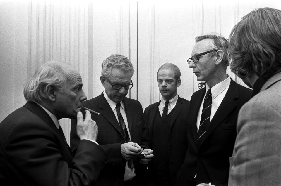 Interpellatiedebat in Tweede Kamer over oorlog in Vietnam v.l.n.r. Den Uyl, Marc, Bestanddeelnr 926-1140