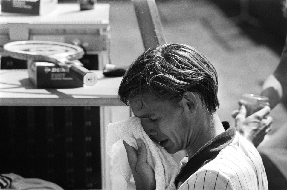 Internationaal tennistoernooi Melkhuisje in Hilversum Loek Sanders droogt zijn , Bestanddeelnr 929-2660
