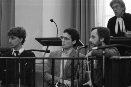 IRA lid Gerard Kelly (l.) en zijn tolk in Amsterdamse rechtszaal, Bestanddeelnr 933-6082