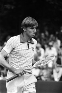 Internationaal tennistoernooi Melkhuisje, kwartfinale Loek Sanders in actie, Bestanddeelnr 929-2691