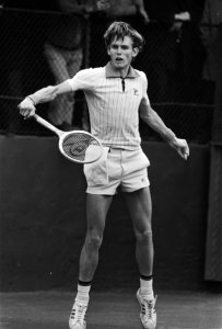 Internationaal tennistoernooi Melkhuisje, kwartfinale Loek Sanders in actie, Bestanddeelnr 929-2690