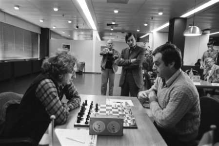 Interpolis schaaktoernooi in Tilburg, laatste ronde Timman (l) tegen Sosonko. O, Bestanddeelnr 932-3660