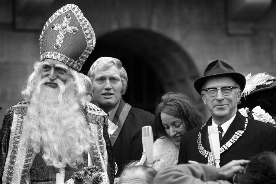Intocht St Nicolaas in Amsterdam, Achter hem Wim Ruska, rechts burgemeester Sam, Bestanddeelnr 926-0335