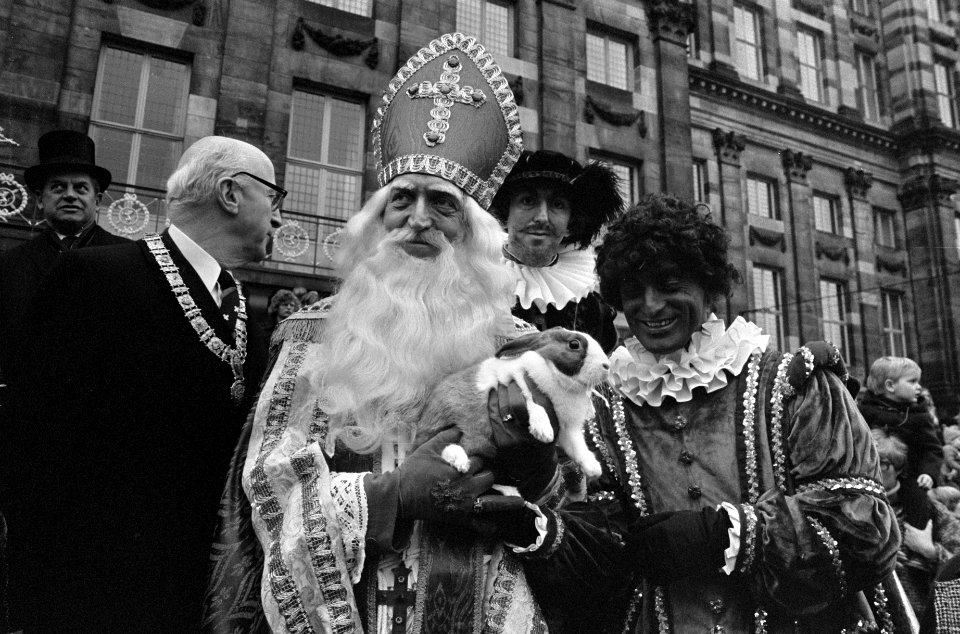 Intocht Sinterklaas in Amsterdam Sinterklaas met konijn op de Dam, Bestanddeelnr 928-8972