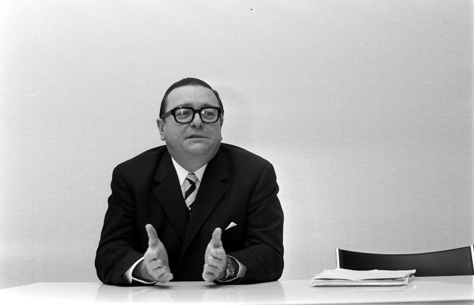Intern Beraad van regering over benoeming tot gouverneur Nederlandse Antillen dr, Bestanddeelnr 923-2359