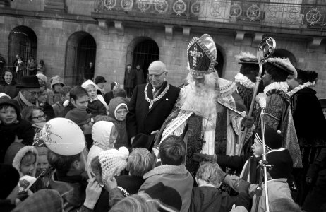 Intocht St. Nicolaas in Amsterdam St. Nicolaas met Burgemeester Samkalden tussen, Bestanddeelnr 921-8627