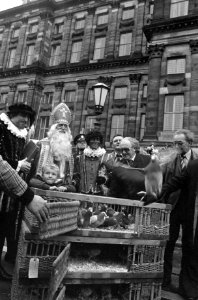 Intocht Sinterklaas in Amsterdam Sinterklaas laat duiven vrij, Bestanddeelnr 928-8974